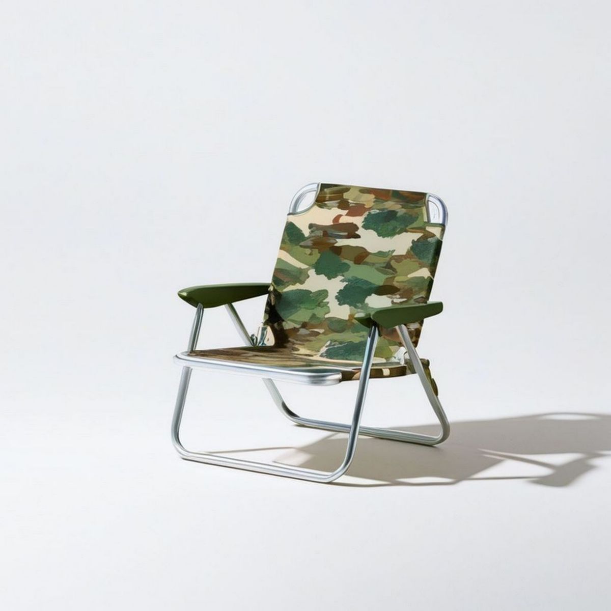 Klappstuhl mit Armlehnen, 58 x 58 x 72 cm, Camouflage Grün/Beige/Braun, Aluminium und Polyester